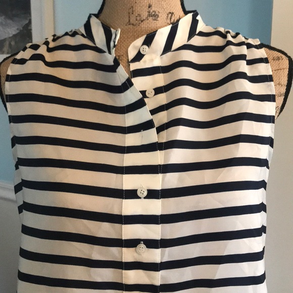 Navy striped J.Crew size 6 sleeveless blouse♥️ - Picture 2 of 5